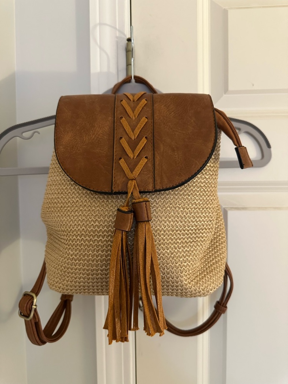 Raffia and Vegan Leather Backpack - Picture 10 of 16